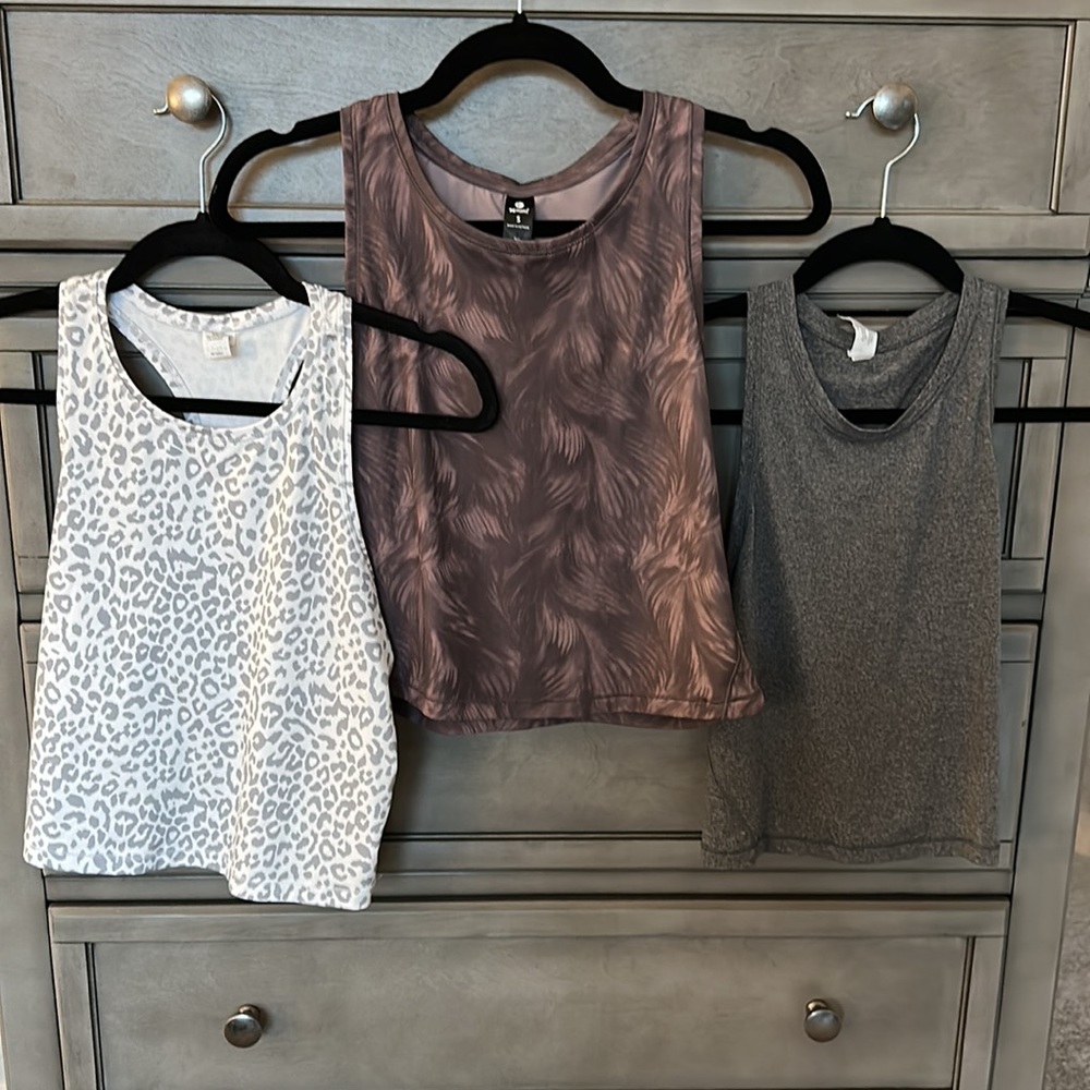 3 Like new crop top workout shirts